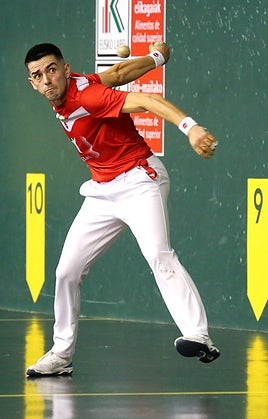 Rubén Salaverri prepara su golpe con la derecha.