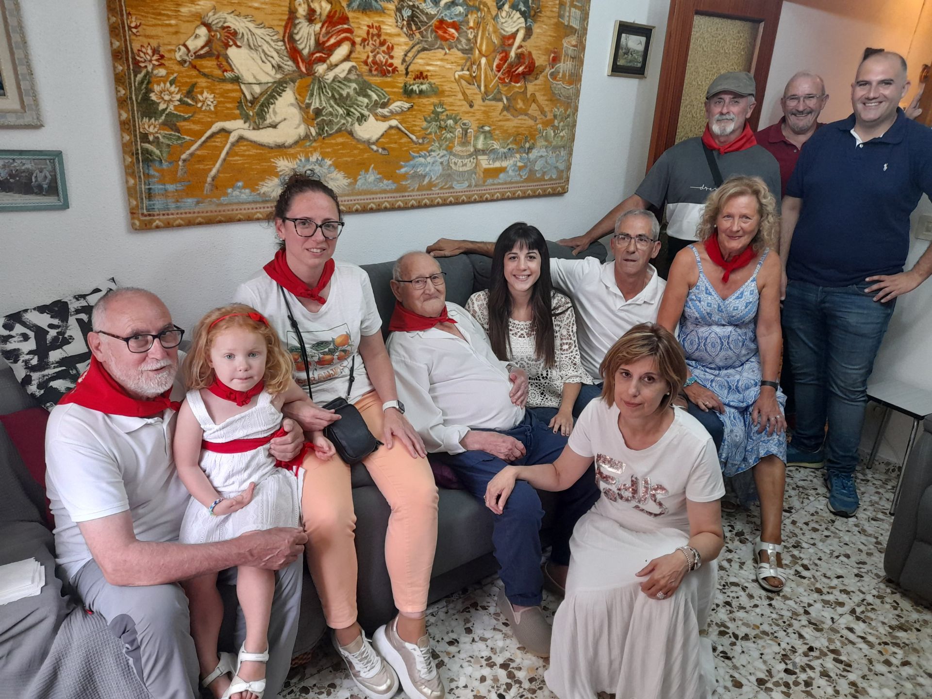 Imposición de pañuelos en Cervera a bebés y mayores