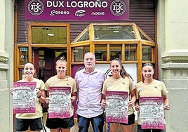 De izquierda a derecha: Isina, Annelie, Martínez, María y Laura con el cartel de la campaña de socios.