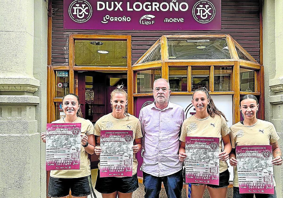 De izquierda a derecha: Isina, Annelie, Martínez, María y Laura con el cartel de la campaña de socios.