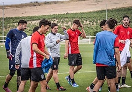 Unai Mendia da instrucciones a sus jugadores en los primeros minutos del entrenamiento que abre la nueva temporada.
