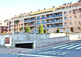 Entrada al aparcamiento La Cerrada de Albelda de Iregua.