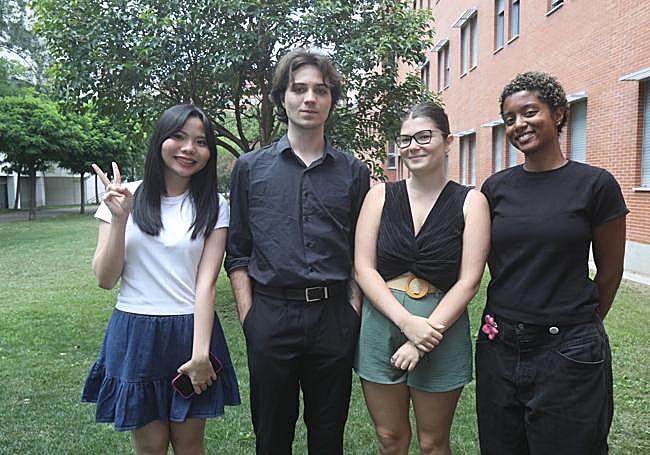 Aticha, Joao, Sarah y Shirly posan antes de probar la paella.