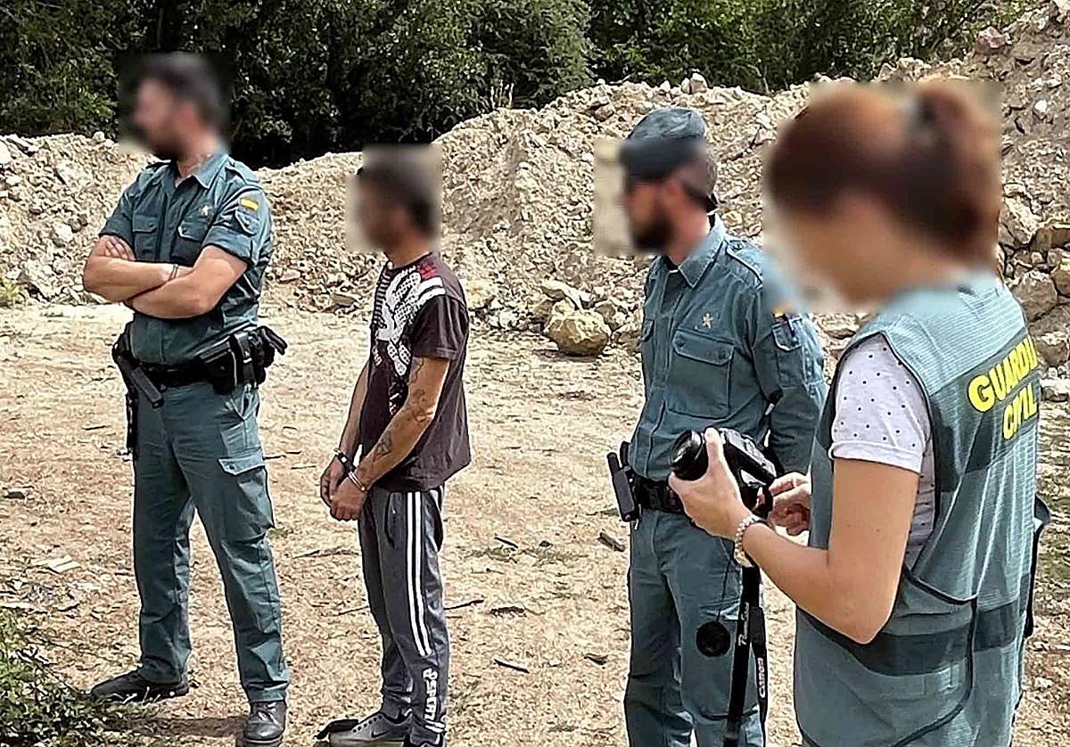 Uno de los condenados, junto a agentes de la Guardia Civil, en el lugar del crimen.
