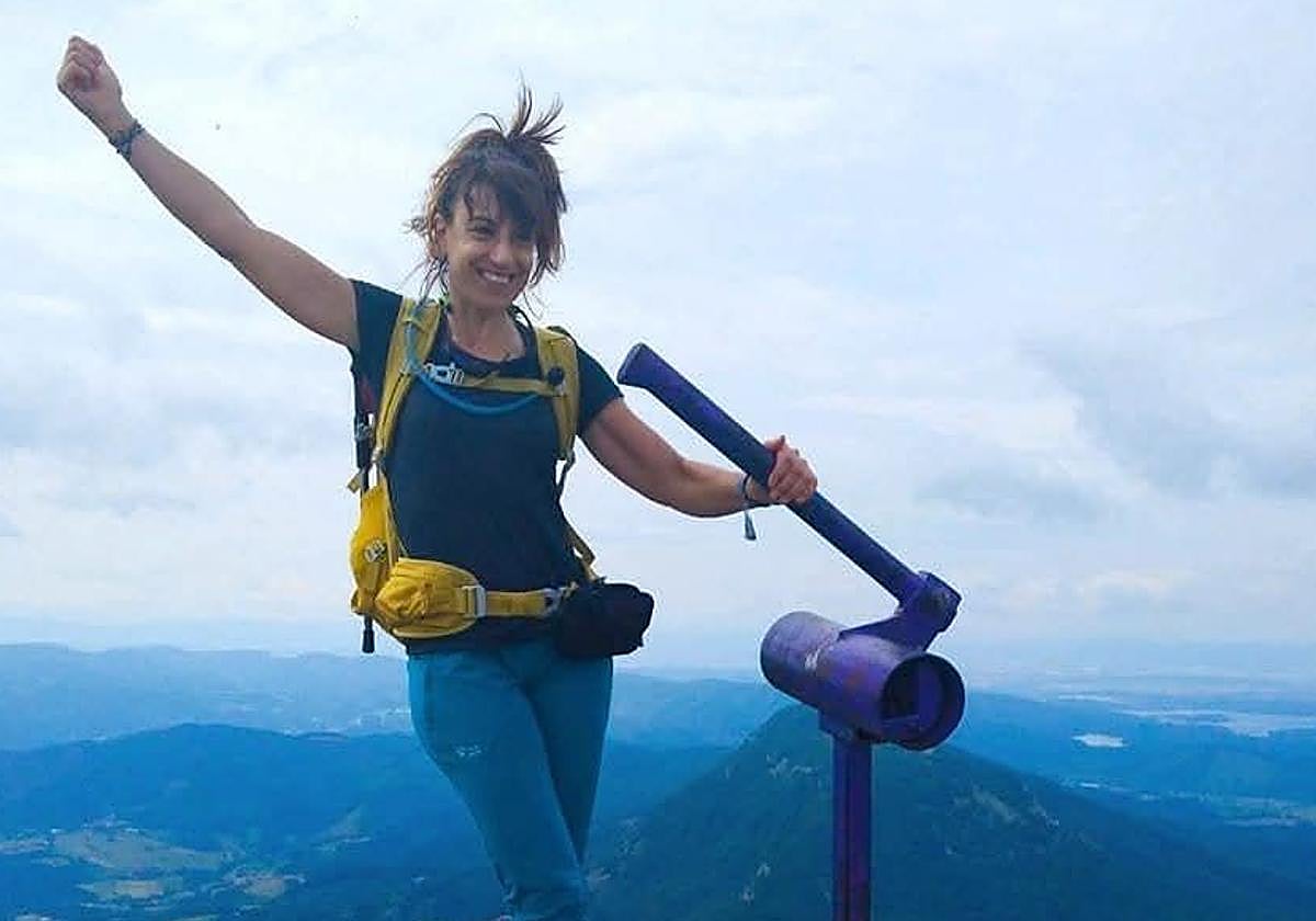 aura Izquiedo tras completar una ruta en la montaña
