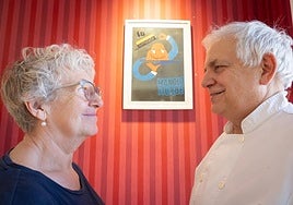 Vega Iturbe y Eduardo Zangróniz, junto al logo que desde 1966 ha acompañado a Manolo Iturbe.