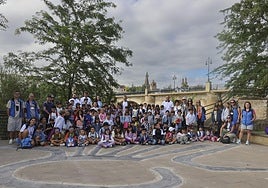Los cien niños junto al alcalde y otros miembros de la Corporación municipal.