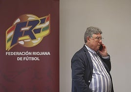 Jacinto Alonso conversa por teléfono, este viernes en la sede de la Federación Riojana de Fútbol.