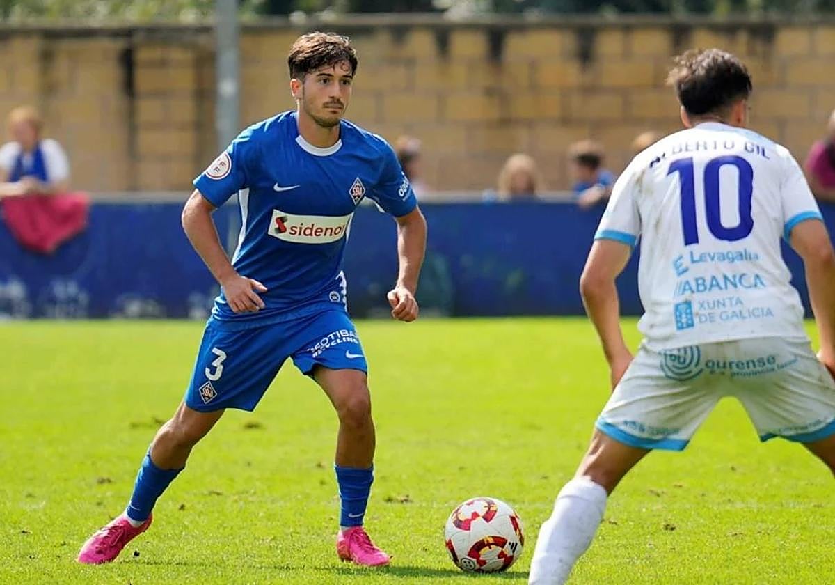 Sergio Camacho juega el balón en un partido con el Amorebieta.