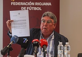 Jacino Alonso muestra un documento federativo en la rueda de prensa de esta mañana.