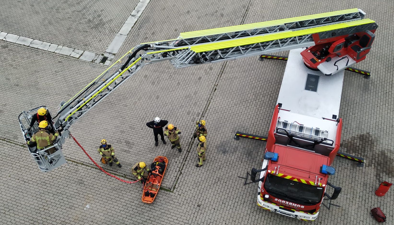 Maniobra de salvamento por parte de un equipo de los Bomberos de Logroño.