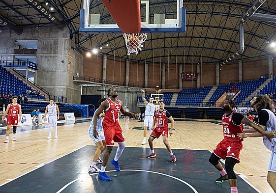Eluku, con el 1, en el partido disputado la pasada campaña en el Palacio de los Deportes logroñés.