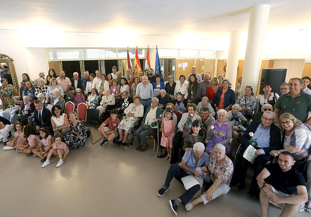 Los protagonistas del homenaje junto con sus familiares, en el Ayuntamiento de Logroño.
