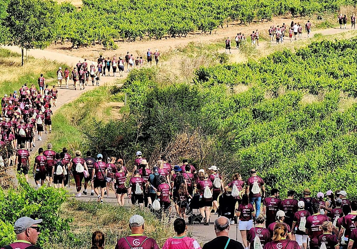 Las camisetas de los participantes dieron color a los caminos.