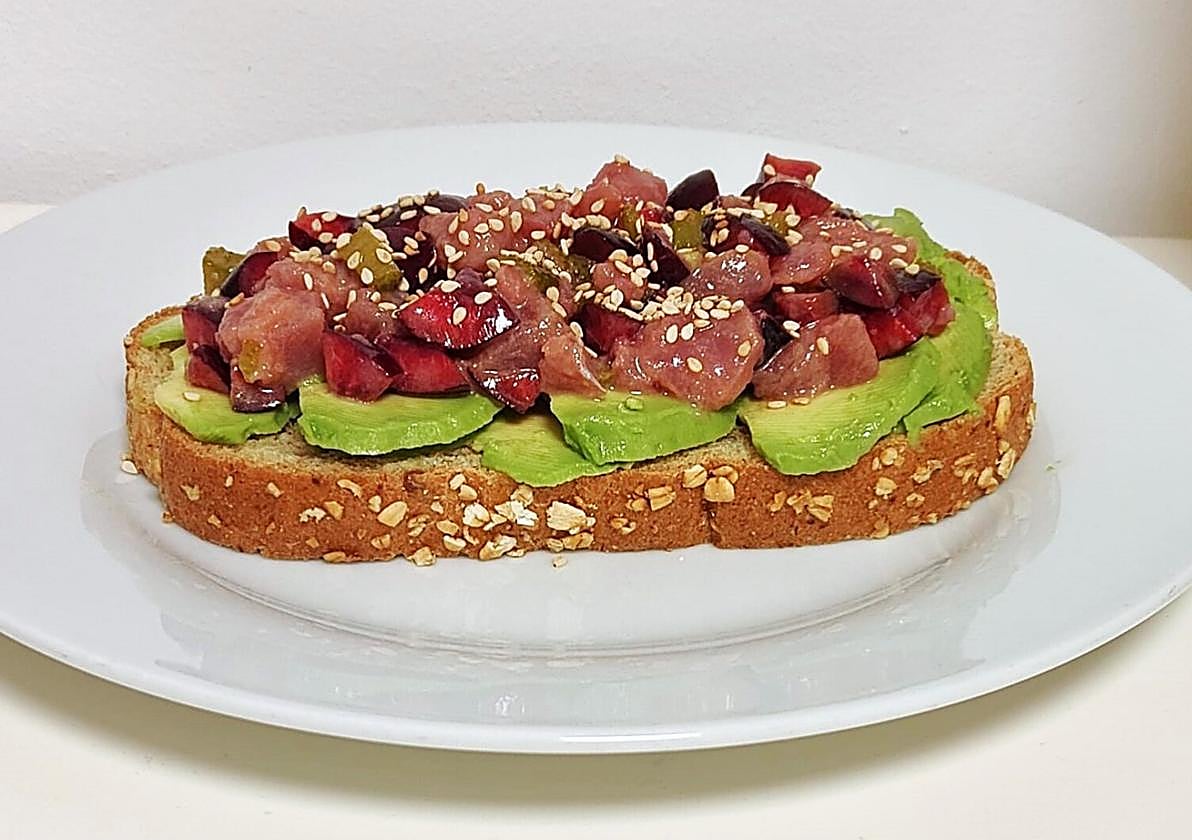 Presentación del tartar de atún rojo con cerezas.