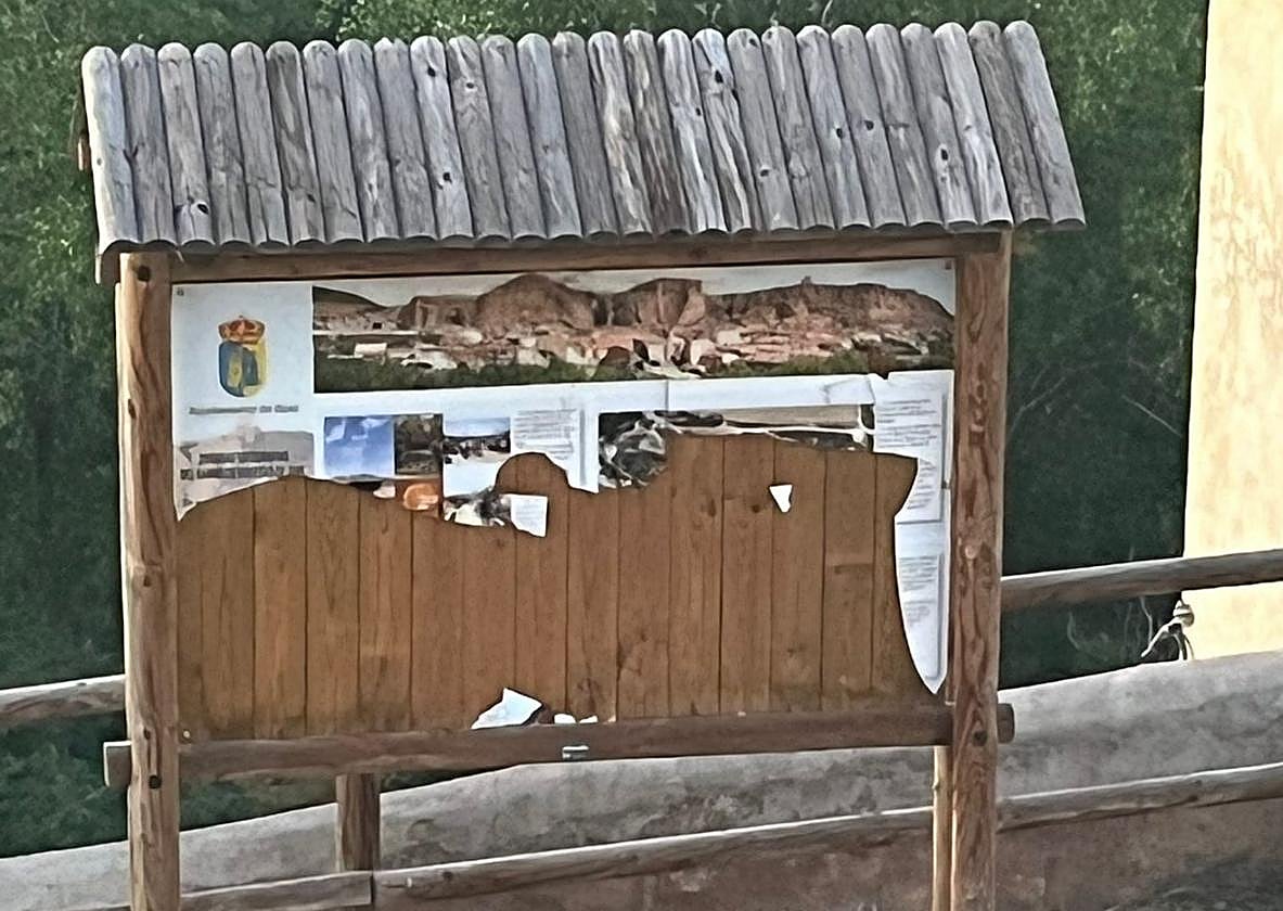 Destrozo de los paneles turísticos de Quel