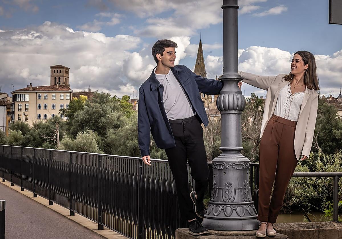 David Schubert y Judith Duro, junto al puente de Piedra y con el Ebro y el centro de Logroño a sus espaldas.