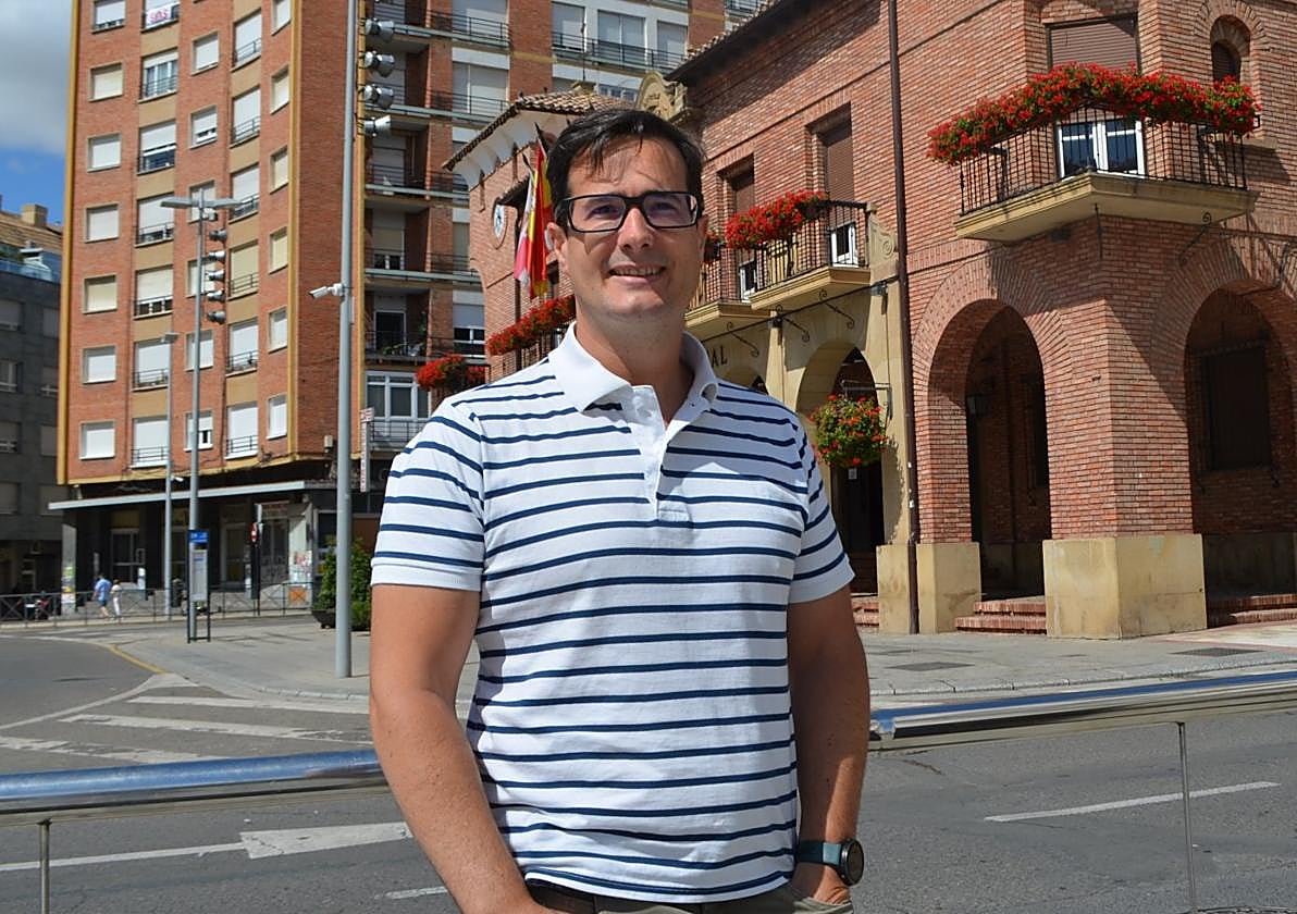 El investigador Carlos Cruchaga, delante del Ayuntamiento de Calahorra.