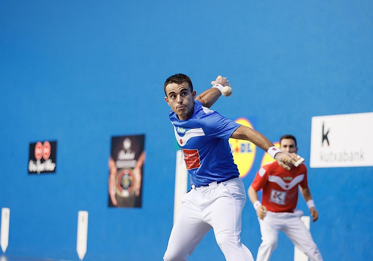 Iker Larrazabal espera la pelota.