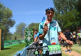 Yago Montes, en el circuito de Calahorra con su bici y la medalla de oro.