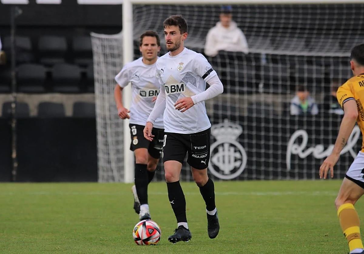 Quique Rivero sale con el balón jugado en un partido con el Real Unión.