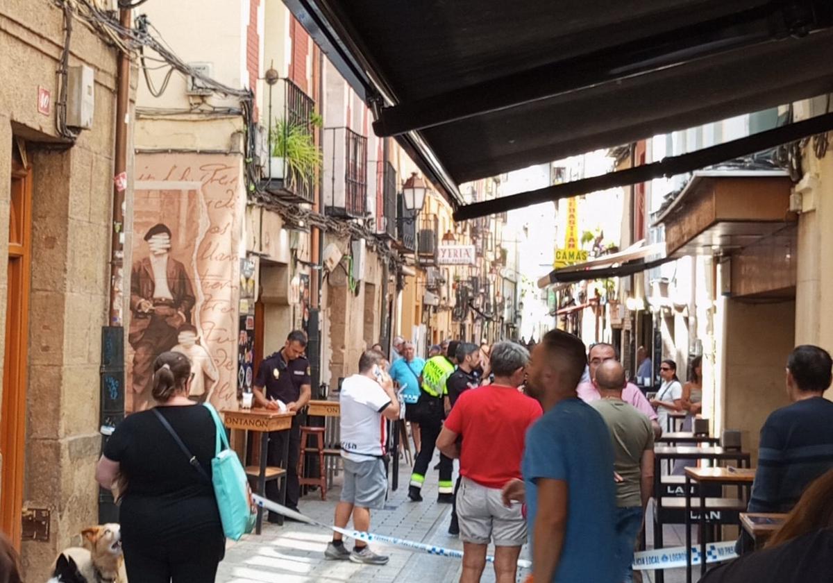 La Policía ha acordonado la zona de alrededor del bar.