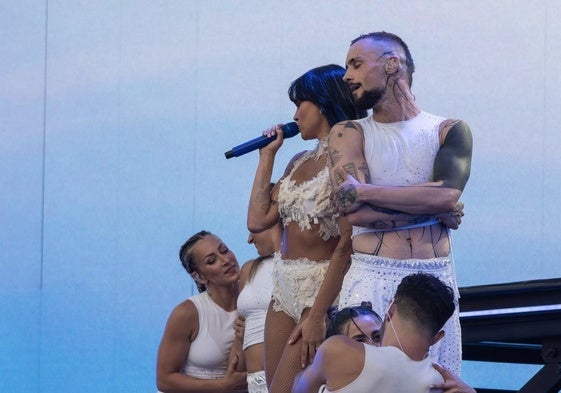 Coreografía. David (de pie), baila junto a Aitana en uno de sus conciertos.