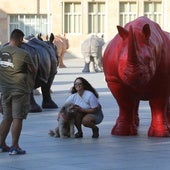 Una visitante y su perro, posan para una fotografía.