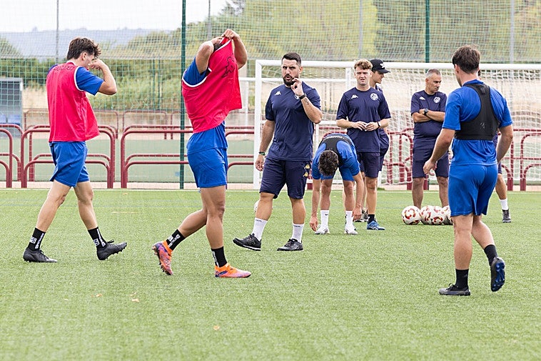 Adrián Cantabrana da instrucciones a sus jugadores en la sesión matinal de este lunes.