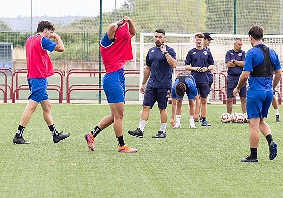 Adrián Cantabrana da instrucciones a sus jugadores en la sesión matinal de este lunes.