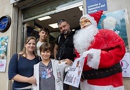 La familia catalana Pacheco Rodrigo (Maite, Ana, Nando y Javi) con el décimo que compraron este lunes en la administración número 6 de Logroño.