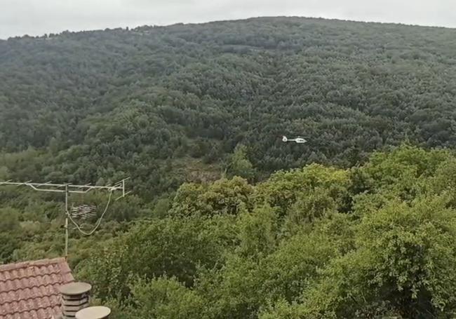 Un helicóptero participa en la búsqueda del desaparecido.