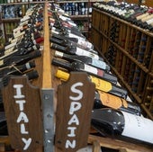 Vinos italianos y españoles, con algunas marcas de Rioja, en una licorería en Nueva York