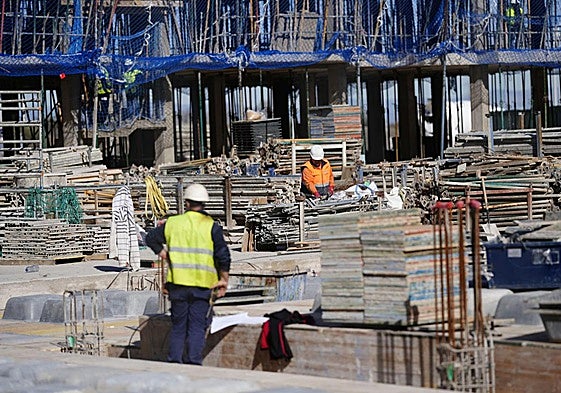 Obreros trabajando a pleno sol este verano.