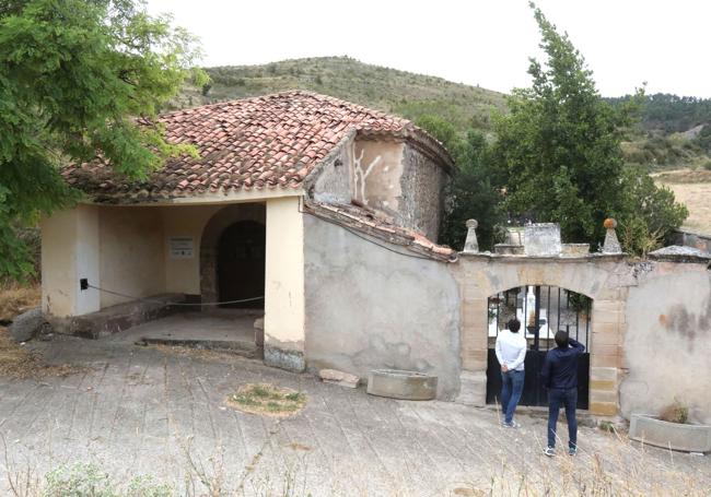 La ermita de San Román se encuentra junto al cementerio.