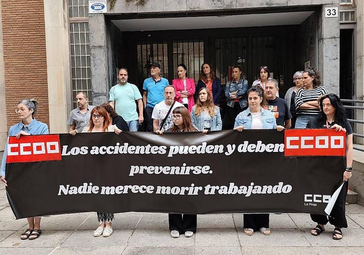 Concentración por la muerte el pasado domingo del propietario de un bar en la calle San Juan de Logroño mientras trabajaba.