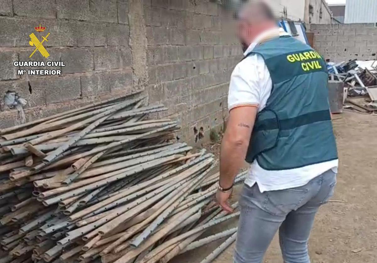 Aparecen en Pamplona 700 postes de viñedo robados en La Rioja