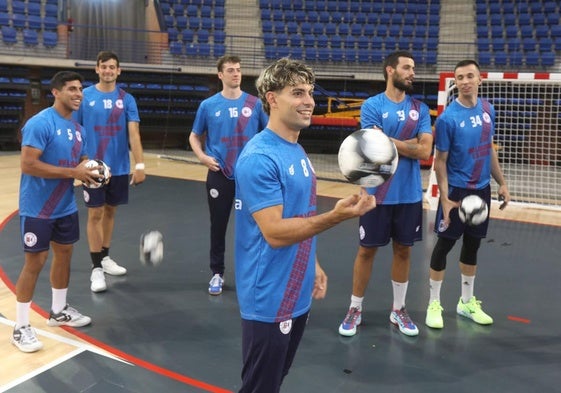Oriol Zarzuela hace malabares con el balón en un entrenamiento del Ciudad de Logroño.