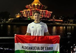 Iván Martínez posa en Singapur con la bandera de La Rioja.