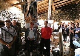 Varios vecinos de Zaldierna rodean lo que queda del horno comunitario, un lugar lleno de recuerdos para todos.