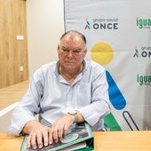Pelayo Fernández leyendo una portada en braille.