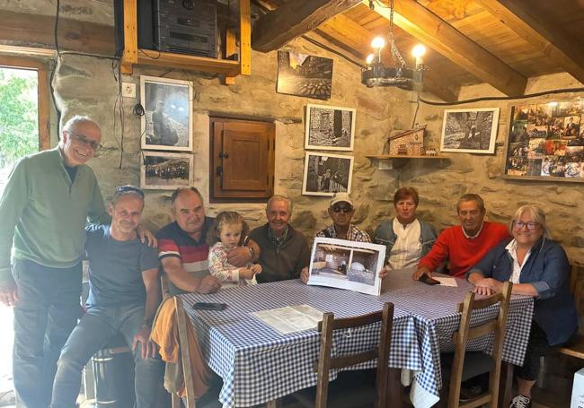 Los vecinos muestran el proyecto que encargaron para su restauración.