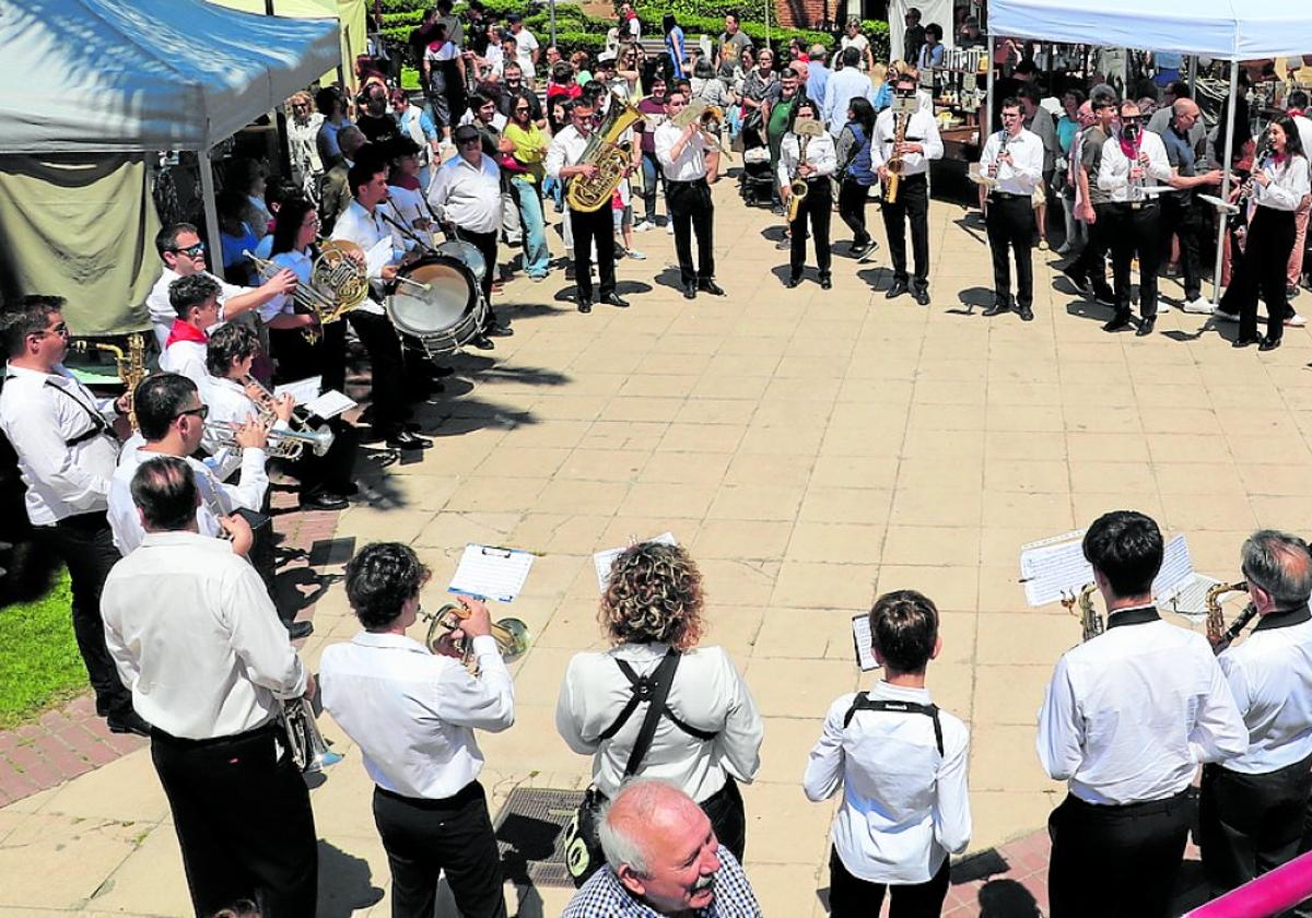 La Agrupación Musical Alfareña, en una actuación en La Florida durante las fiestas de la Primavera.