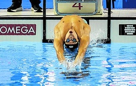 Iván Martínez inicia los 200 espalda en Singapur.