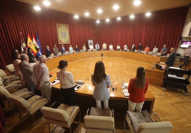 Minuto de silencio en homenaje a Juanma Zaldívar, representante vecinal fallecido el pasado 19 de julio.