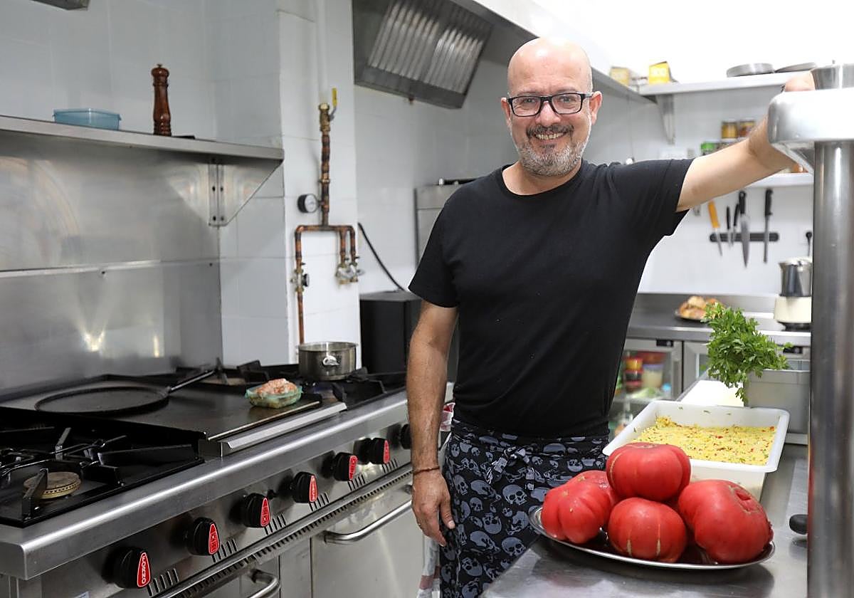 Víctor Taboada, en la cocina de su nuevo restaurante ubicado en la calle Luisa Marín Lacalle.