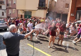 El pasacalles con la charanga bajo la lluvia de agua desde las casas divirtió a jóvenes y mayores.