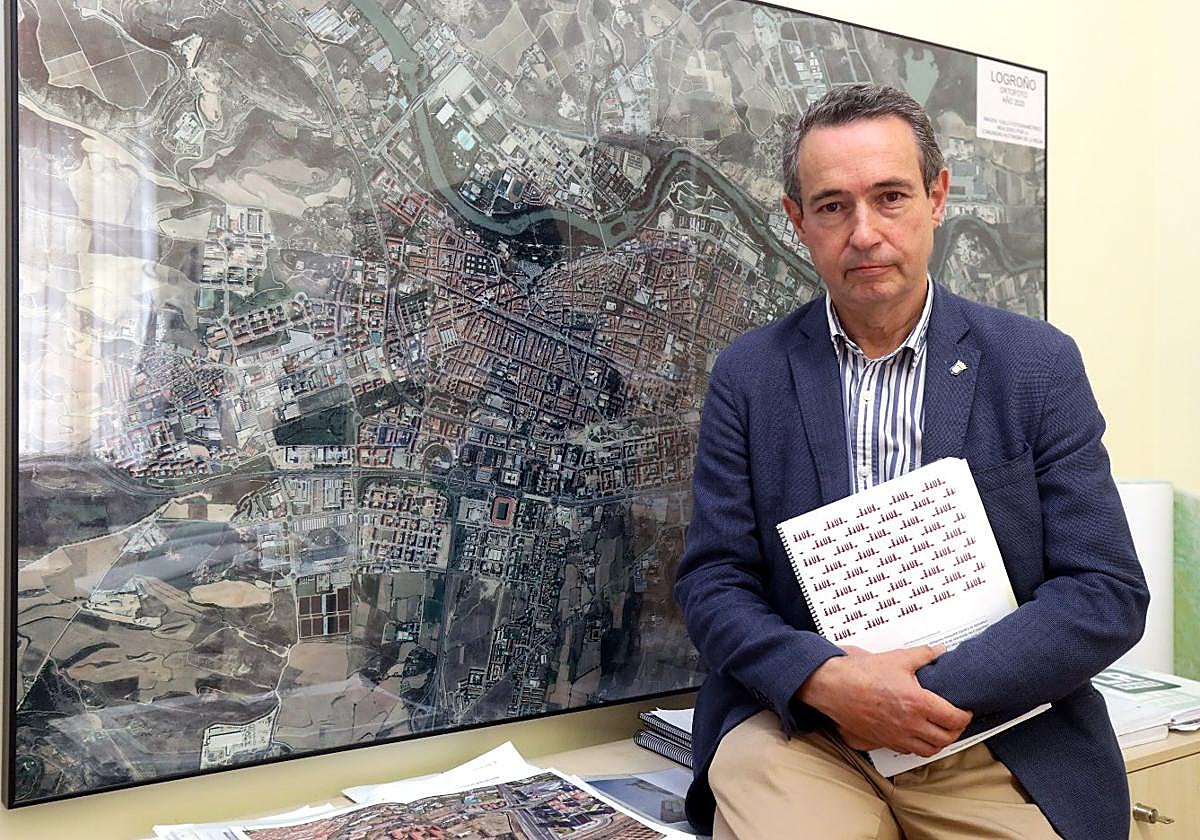 El concejal Javier Martínez Mancho, ayer, en su despacho, junto a un plano de la ciudad de Logroño.