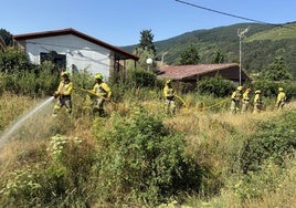 Bomberos forestales durante unas prácticas en Ezcaray.