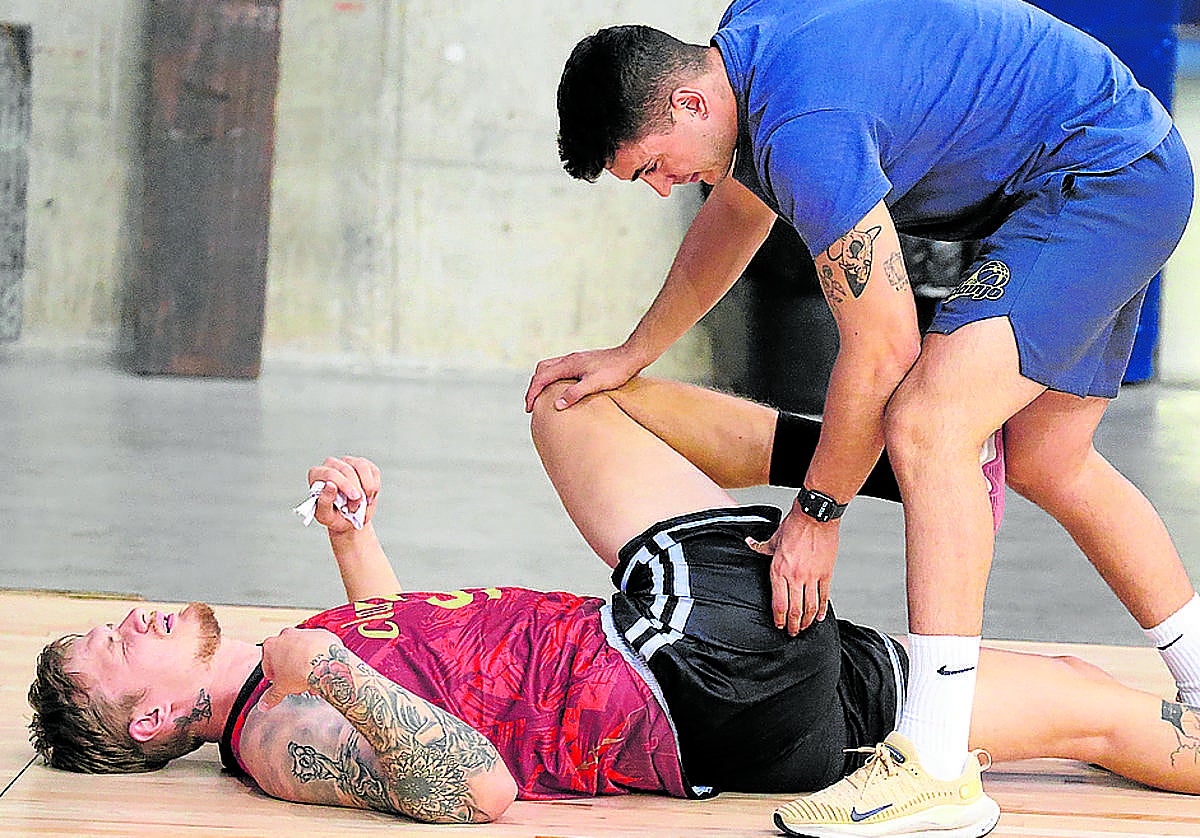 Asier Palacios ayuda en sus ejercicios a Vladi Orlov.